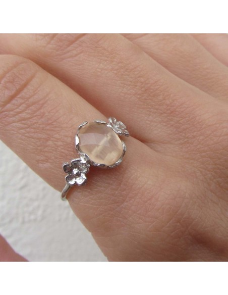 MRIO Classic Adjustable Ring Silver Beige Stone and Flowers MRIO Classic Adjustable Ring Silver Beige Stone and Flowers